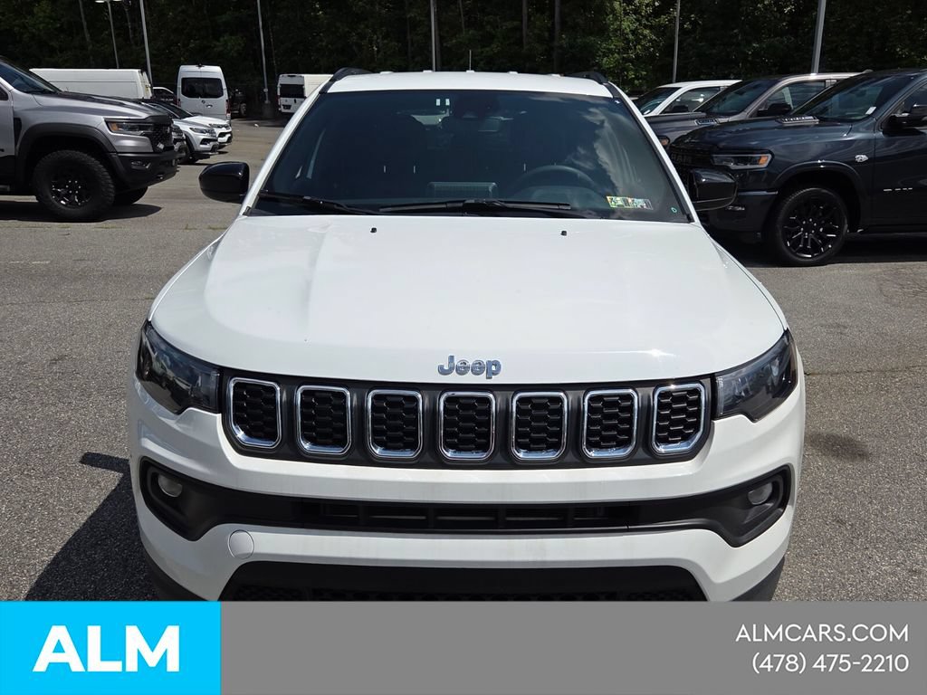 Used 2025 Jeep Compass Latitude AWD/4WD image 3