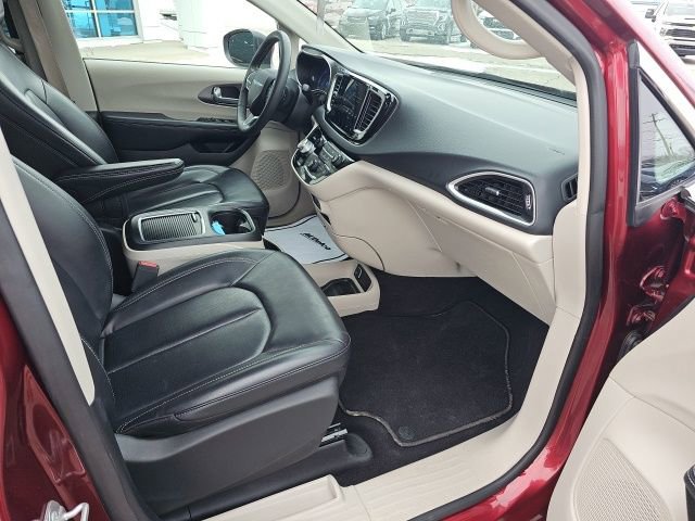Used 2023 Chrysler Pacifica Touring-L image 33