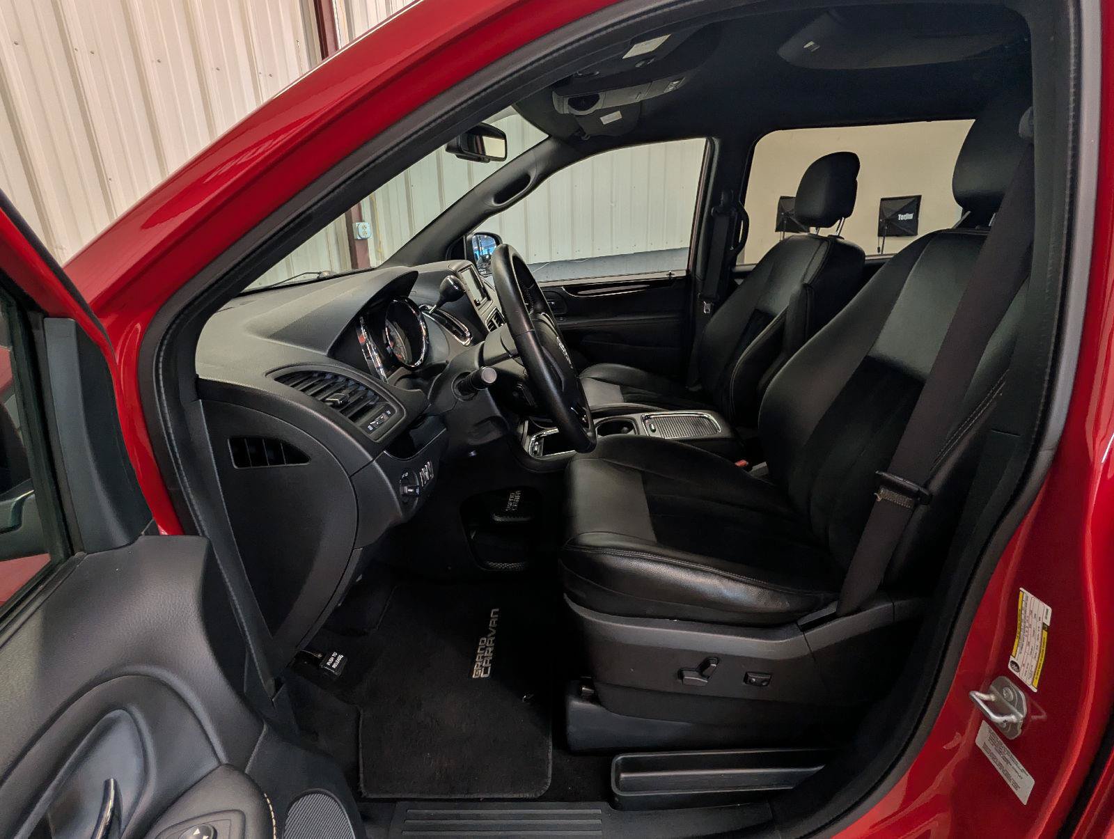 Used 2016 Dodge Grand Caravan SXT FWD image 16