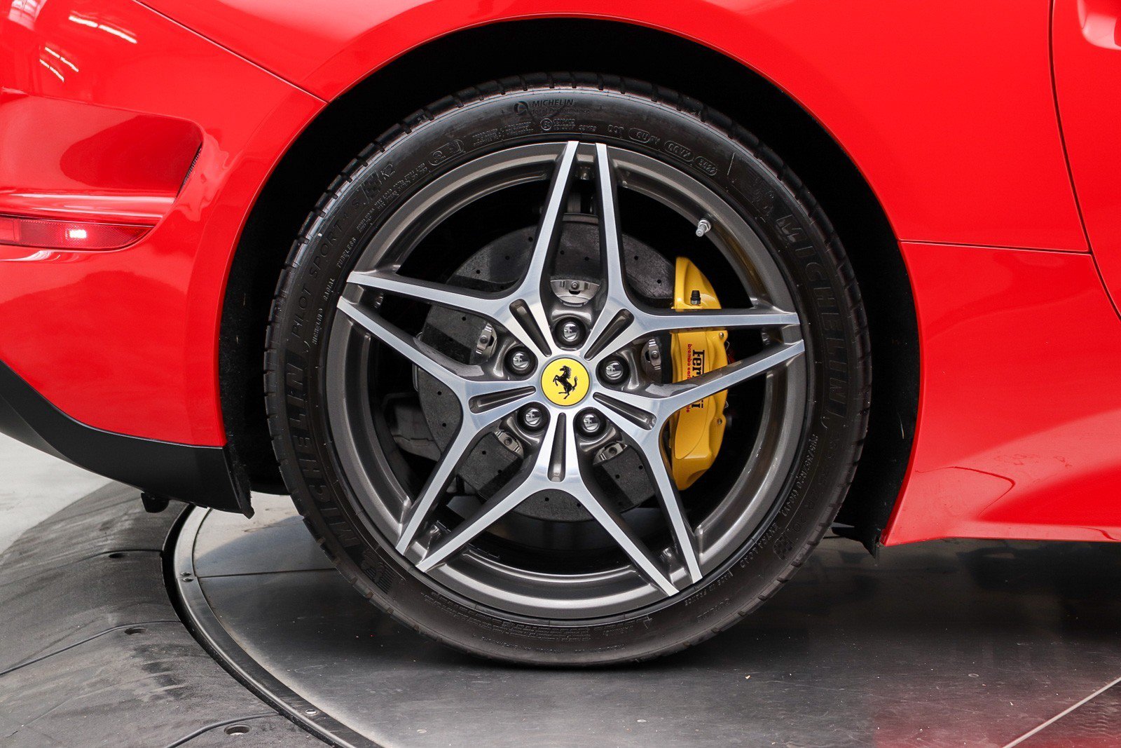 Used 2016 Ferrari California T RWD image 17