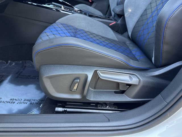 Used 2025 Volkswagen Golf w/ Euro Style Package image 28