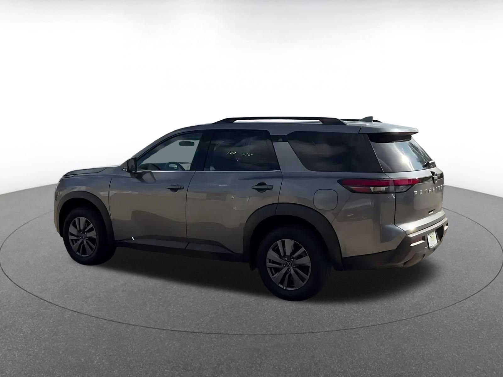 Used 2025 Nissan Pathfinder SV image 10