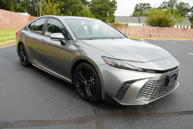 Used 2025 Toyota Camry SE FWD image 1