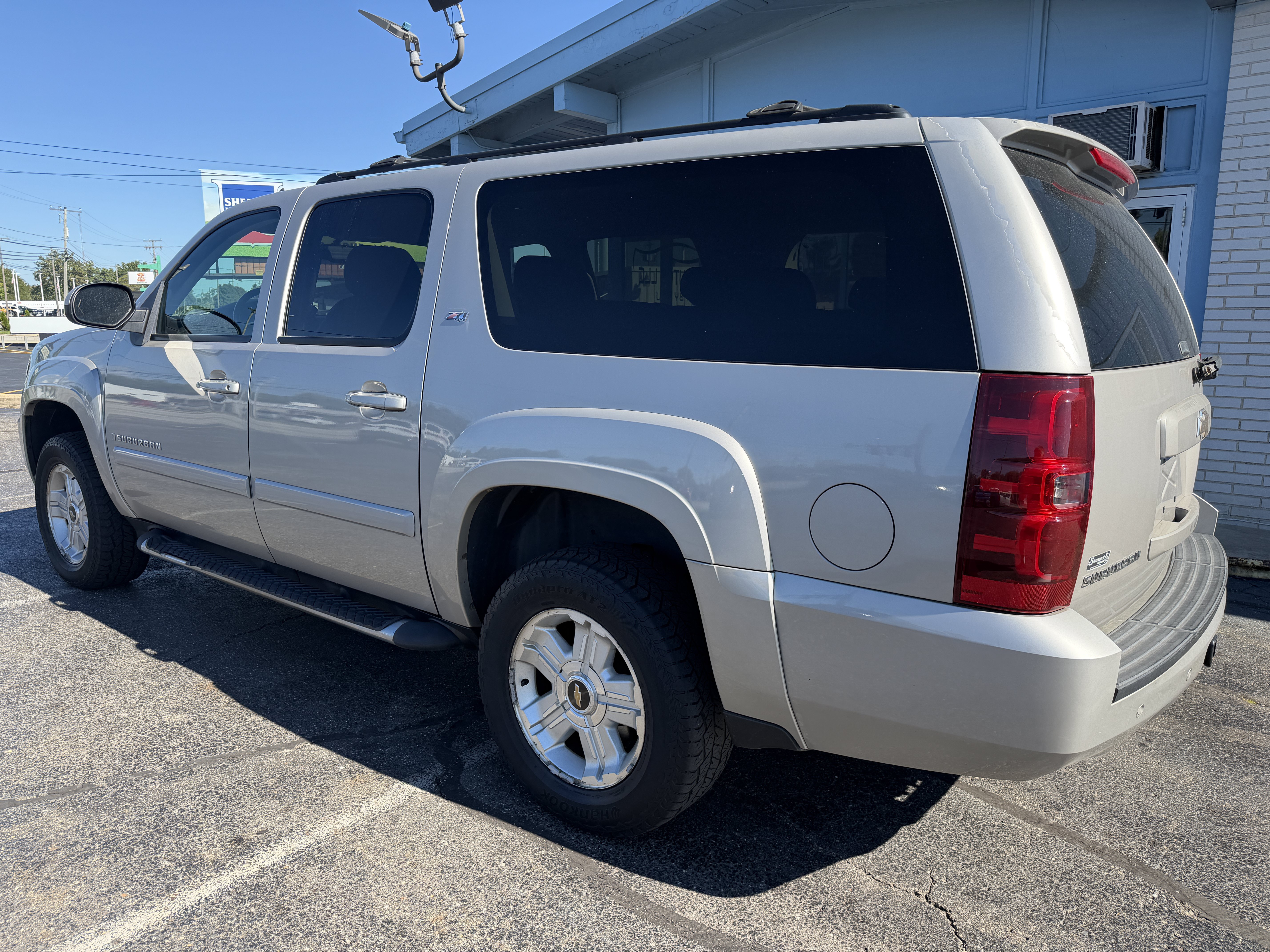 Used 2009 Chevrolet Suburban LT w/ Luxury Package AWD/4WD image 3