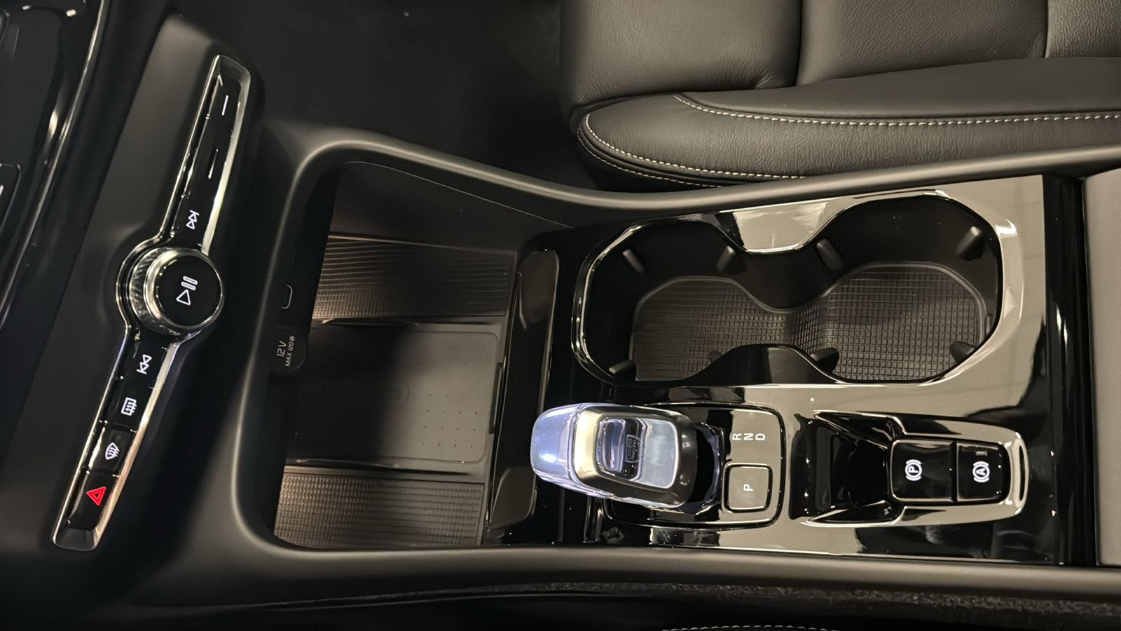 New 2026 Volvo XC40 B5 Plus w/ Protection Package Premier AWD/4WD image 19