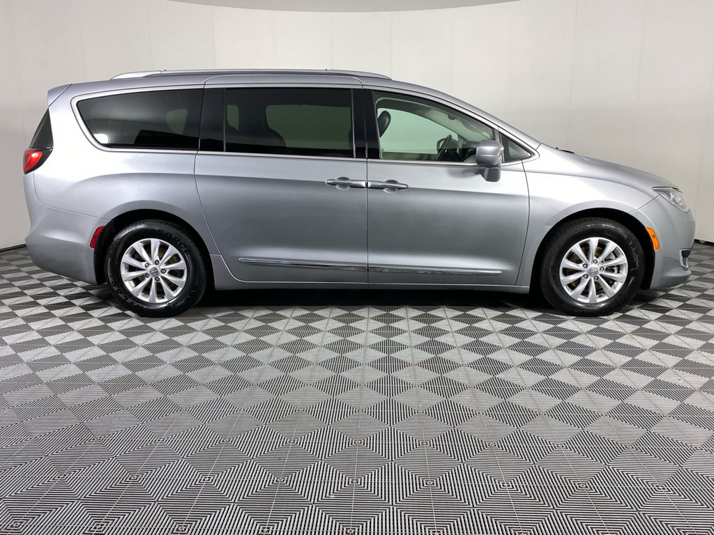 Used 2018 Chrysler Pacifica Touring-L FWD image 12