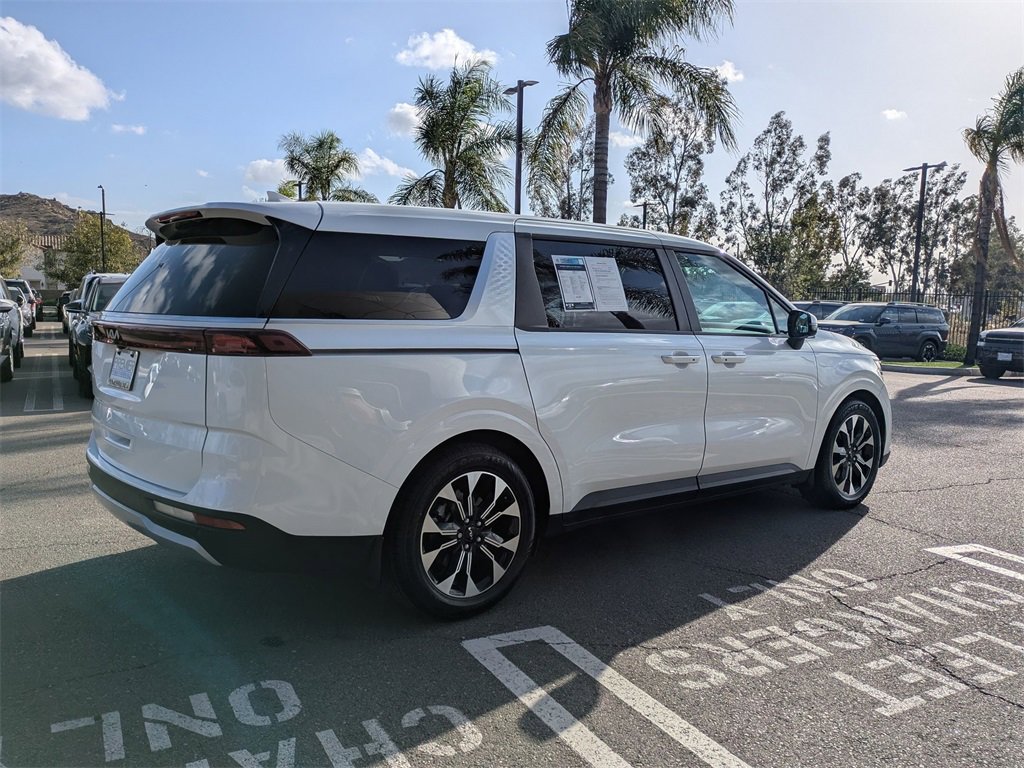 Used 2024 Kia Carnival EX image 6