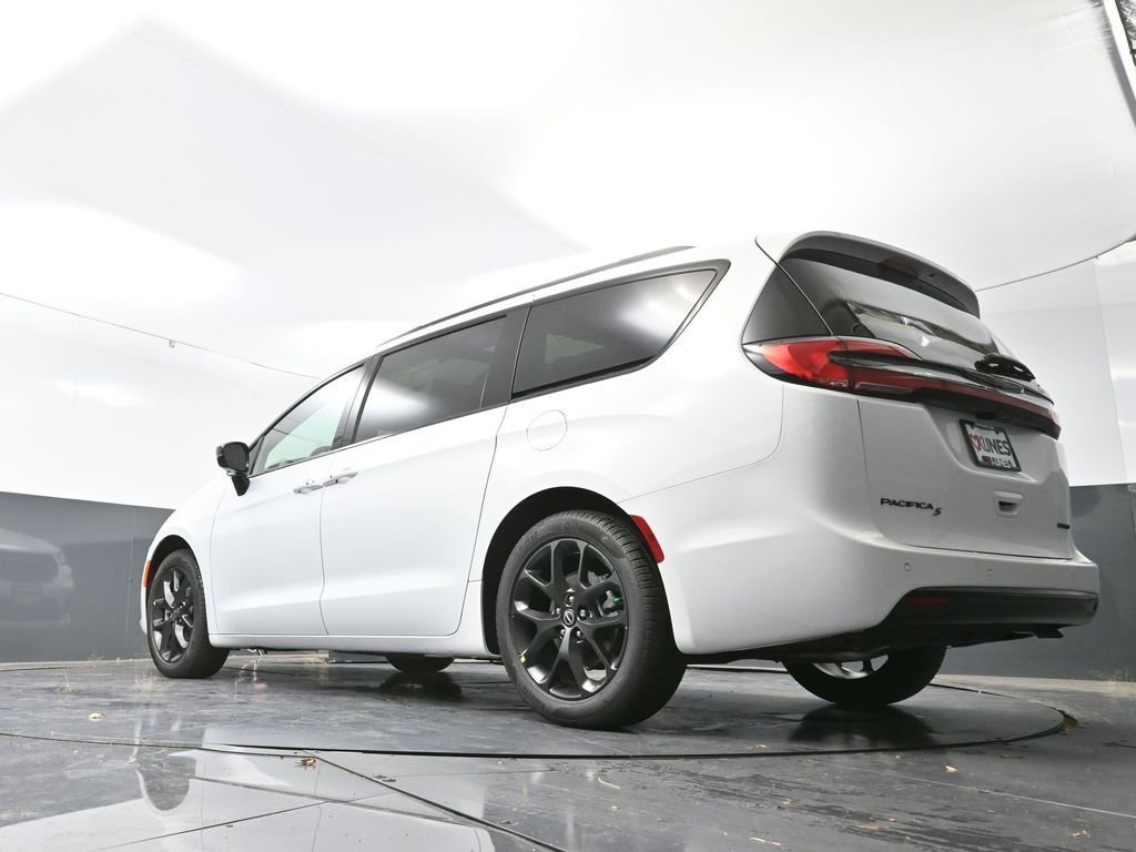 New 2026 Chrysler Pacifica Limited w/ S Appearance Package FWD image 47