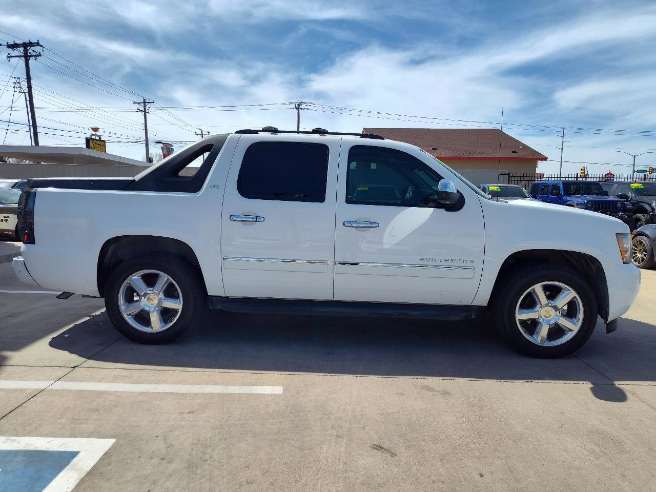 Used 2011 Chevrolet Avalanche LTZ image 4