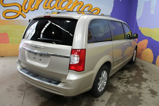 Used 2016 Chrysler Town & Country Touring w/ Driver Convenience Group FWD image 8