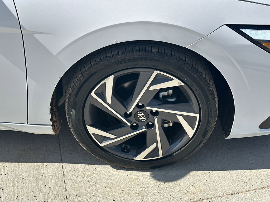 Certified 2025 Hyundai Elantra Sport image 12