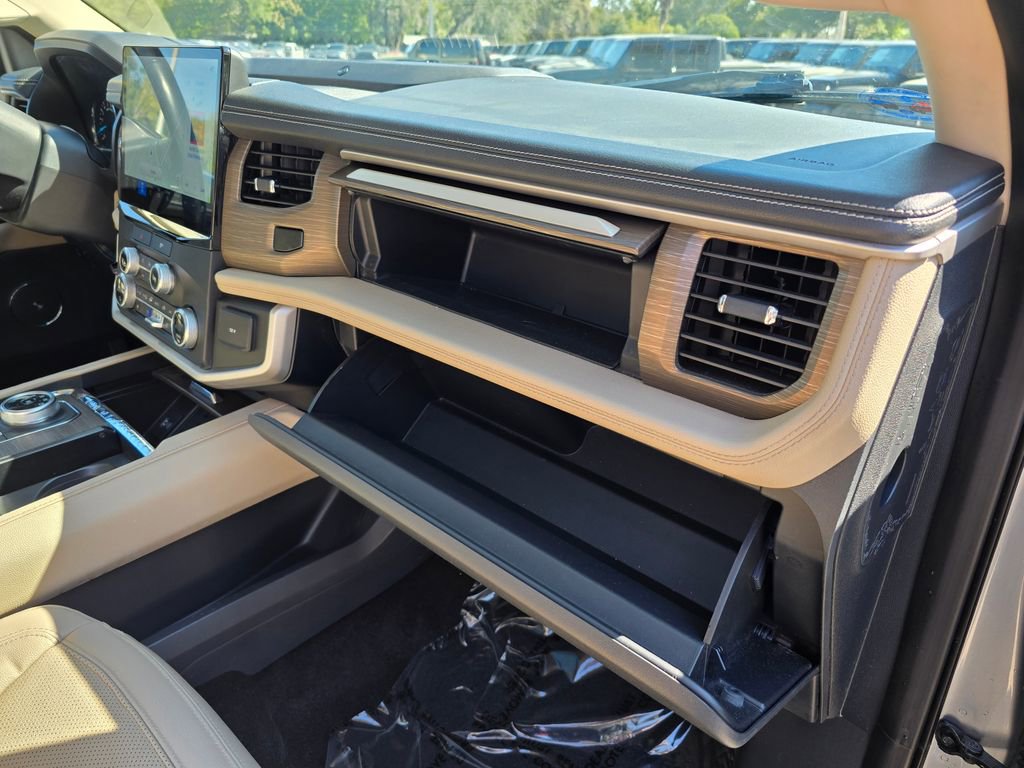 Used 2022 Ford Expedition Limited image 36