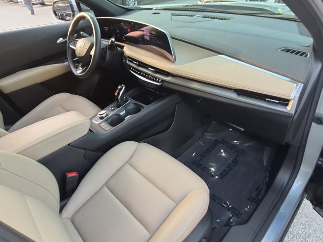 Used 2024 Cadillac XT4 Luxury w/ Cold Weather Package FWD image 21