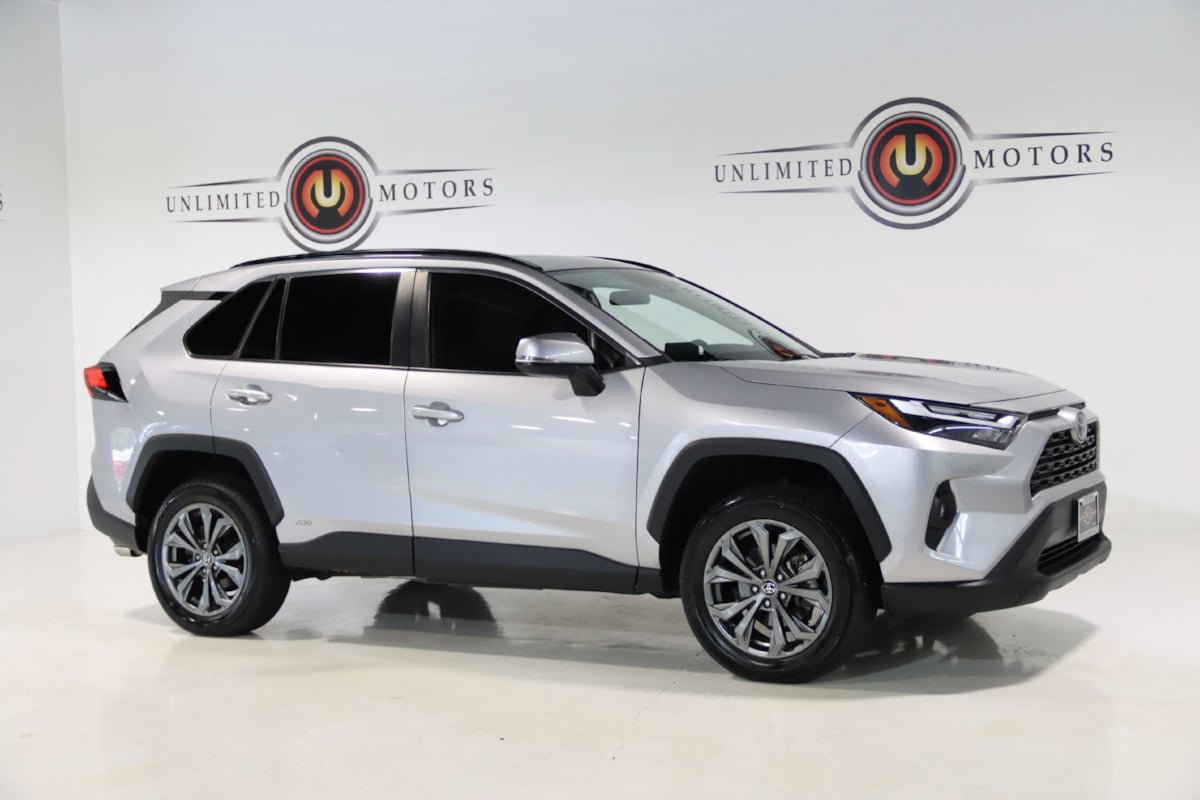 Used 2022 Toyota RAV4 XLE Premium AWD/4WD image 6