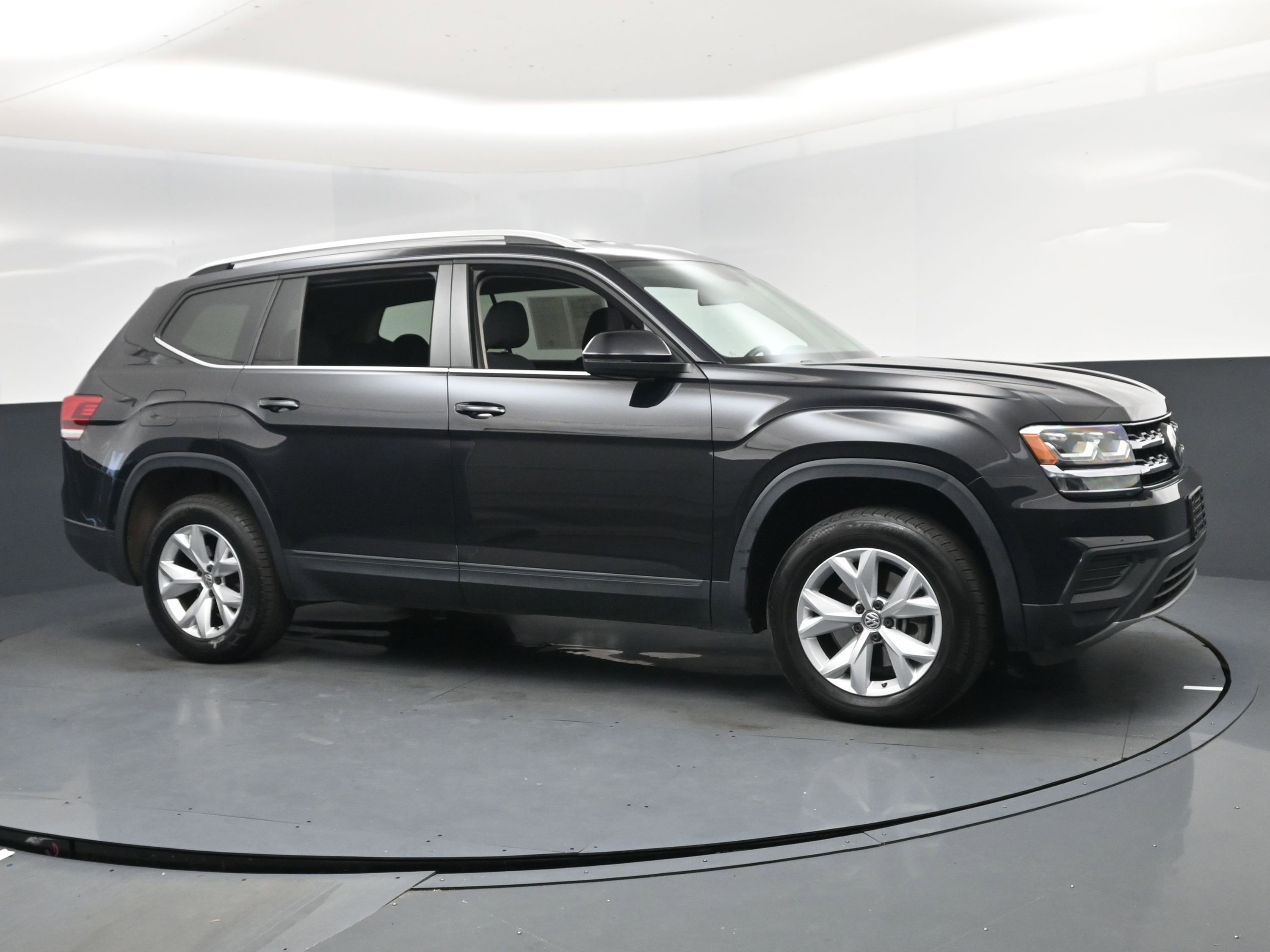 Used 2019 Volkswagen Atlas S w/ Towing Package image 2