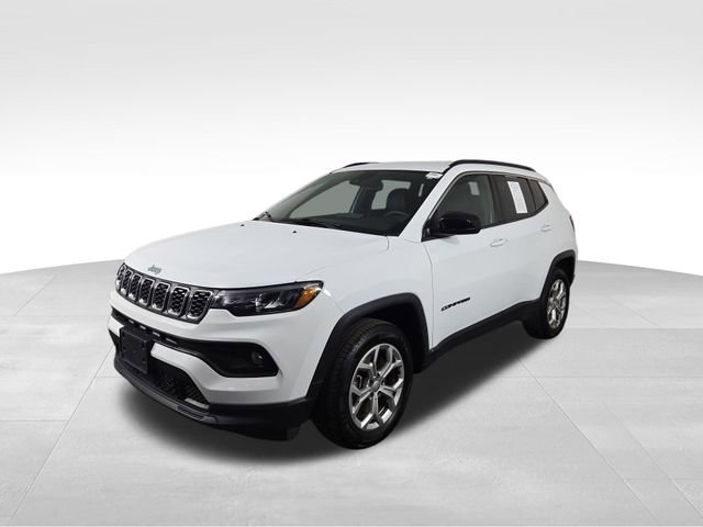 Used 2024 Jeep Compass Latitude AWD/4WD image 2
