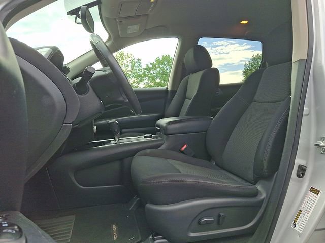 Used 2018 Nissan Pathfinder SV image 13