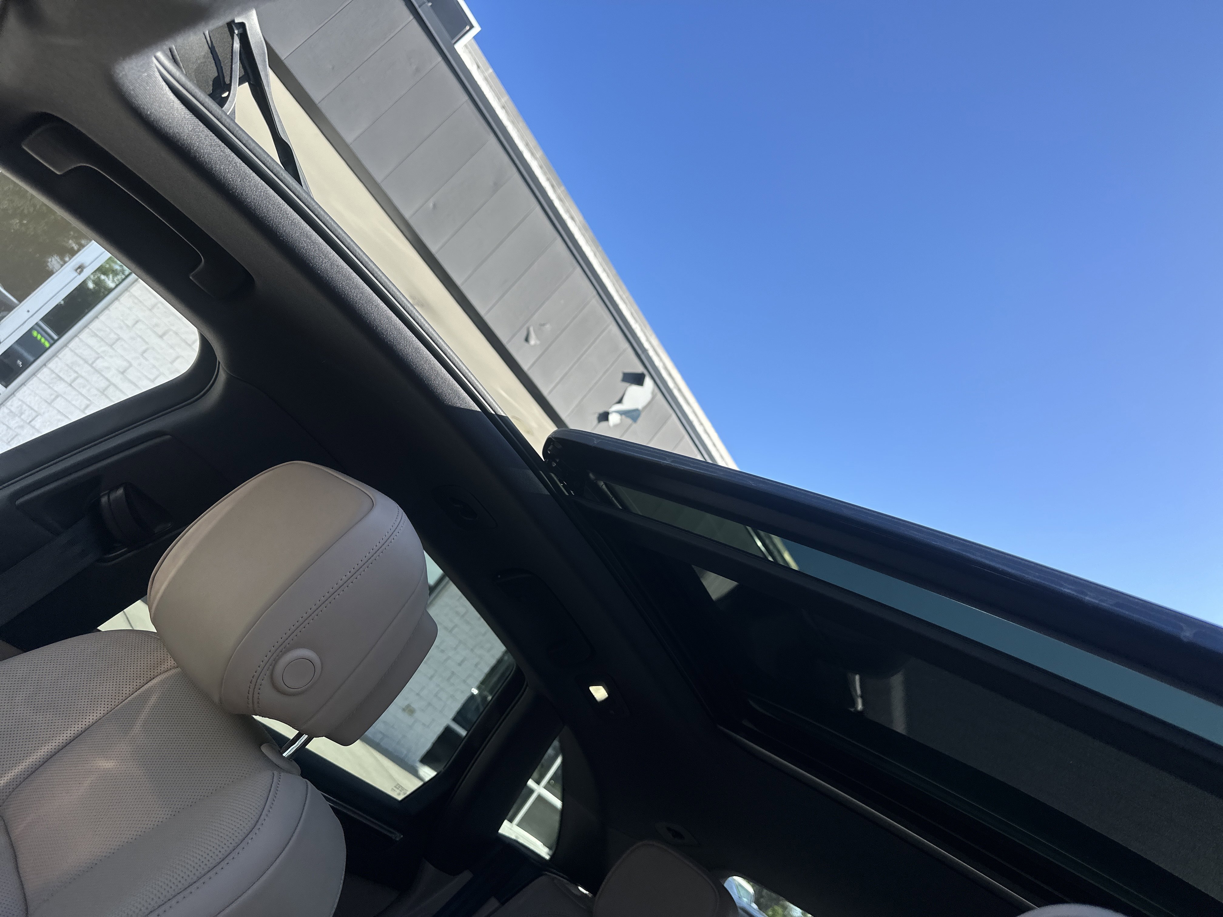 Used 2025 Porsche Macan AWD/4WD image 11
