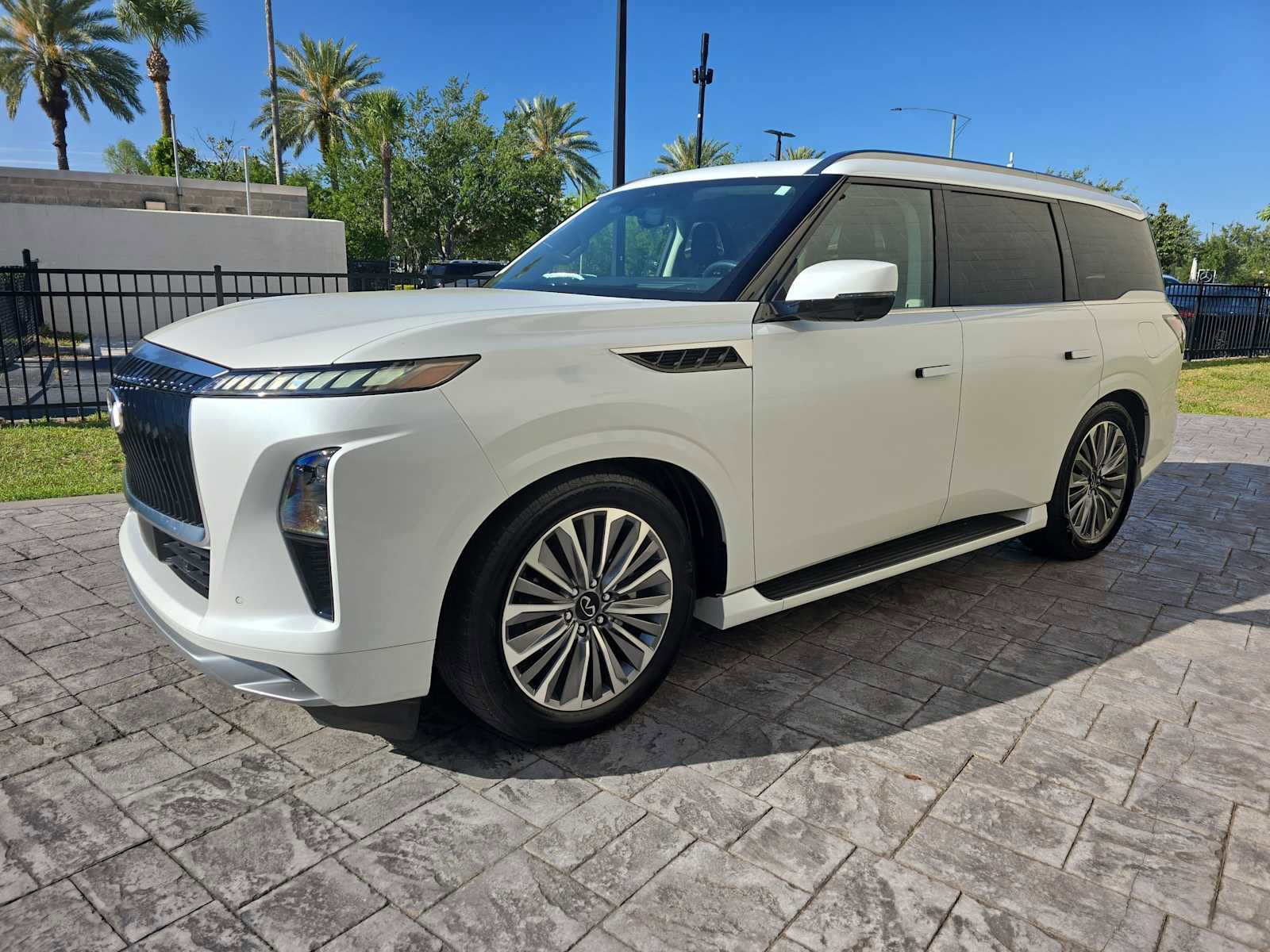 Certified 2025 INFINITI QX80 Sensory image 8