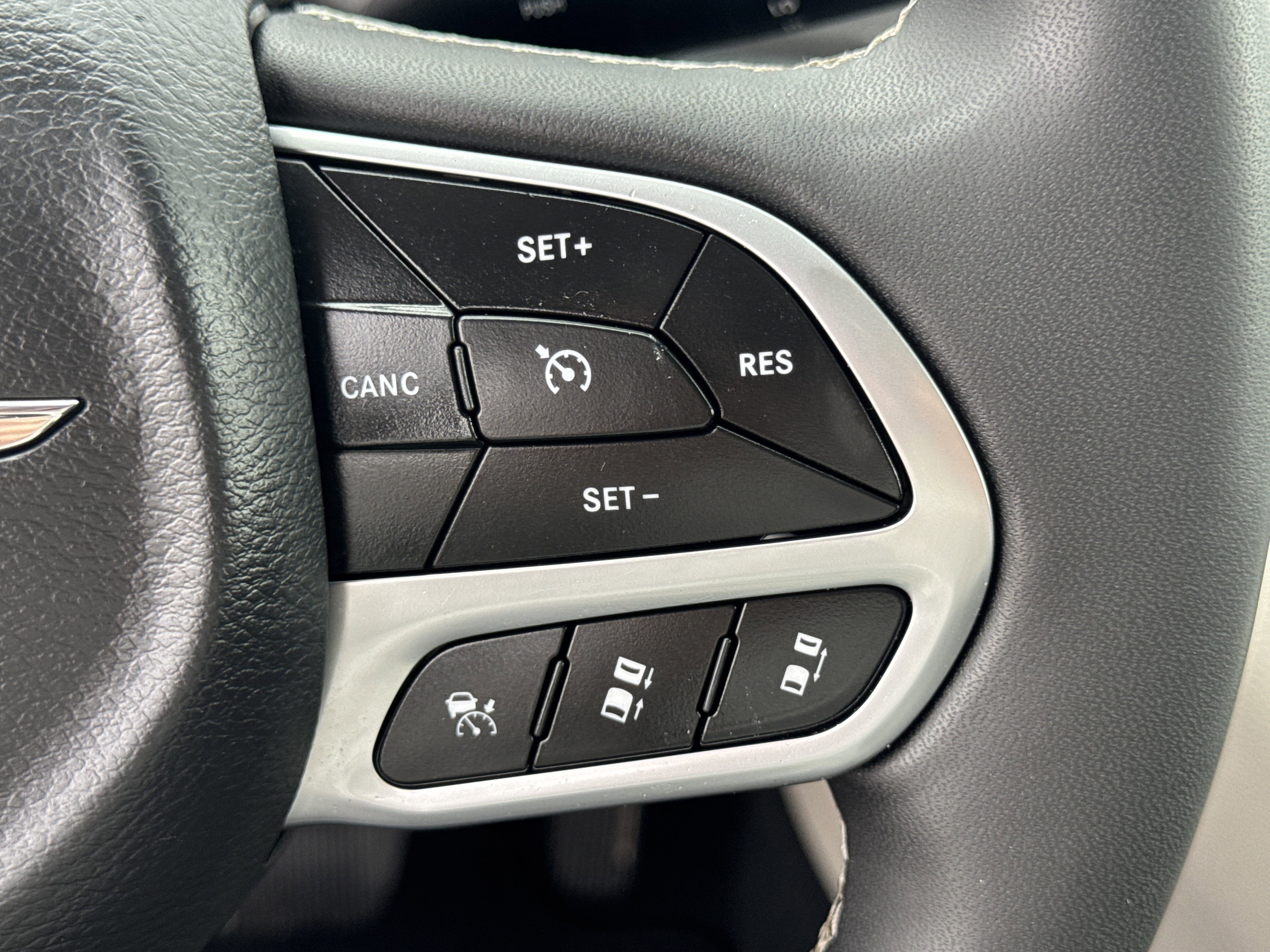 Used 2024 Chrysler Pacifica Touring-L image 23