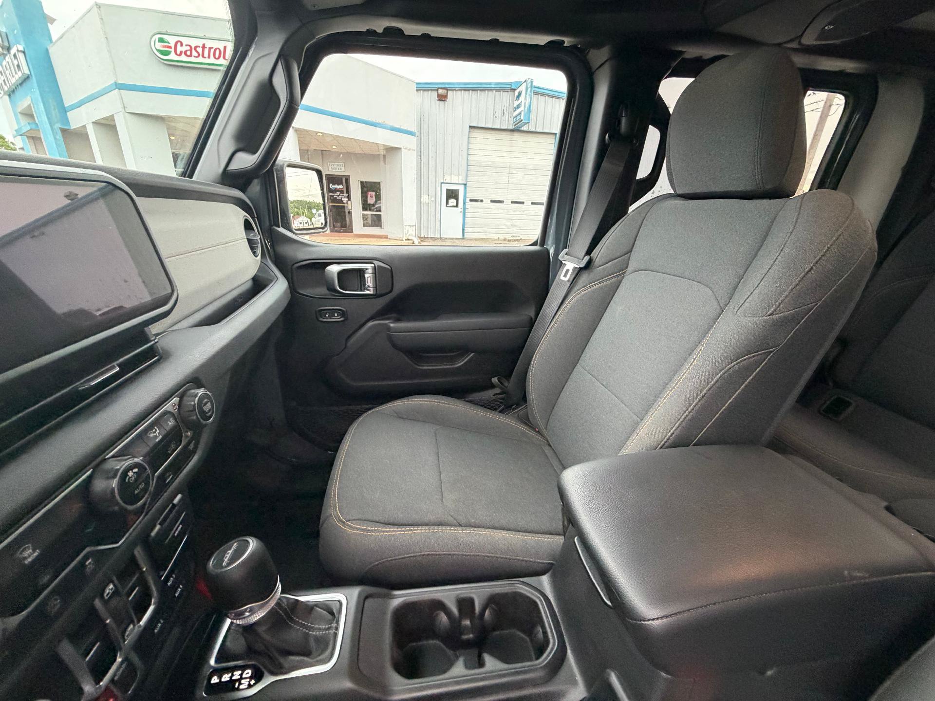 Used 2025 Jeep Gladiator Sport AWD/4WD image 11