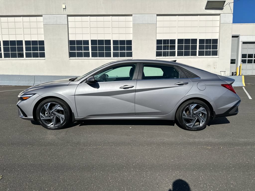 Certified 2025 Hyundai Elantra Limited FWD image 3