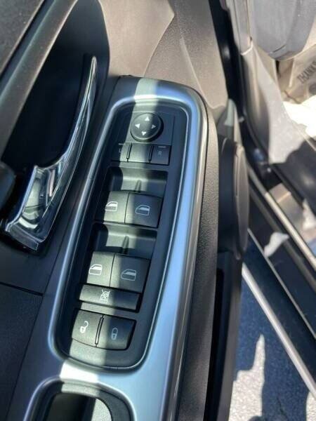 Used 2010 Jeep Liberty Limited w/ Tire & Wheel Group RWD image 9