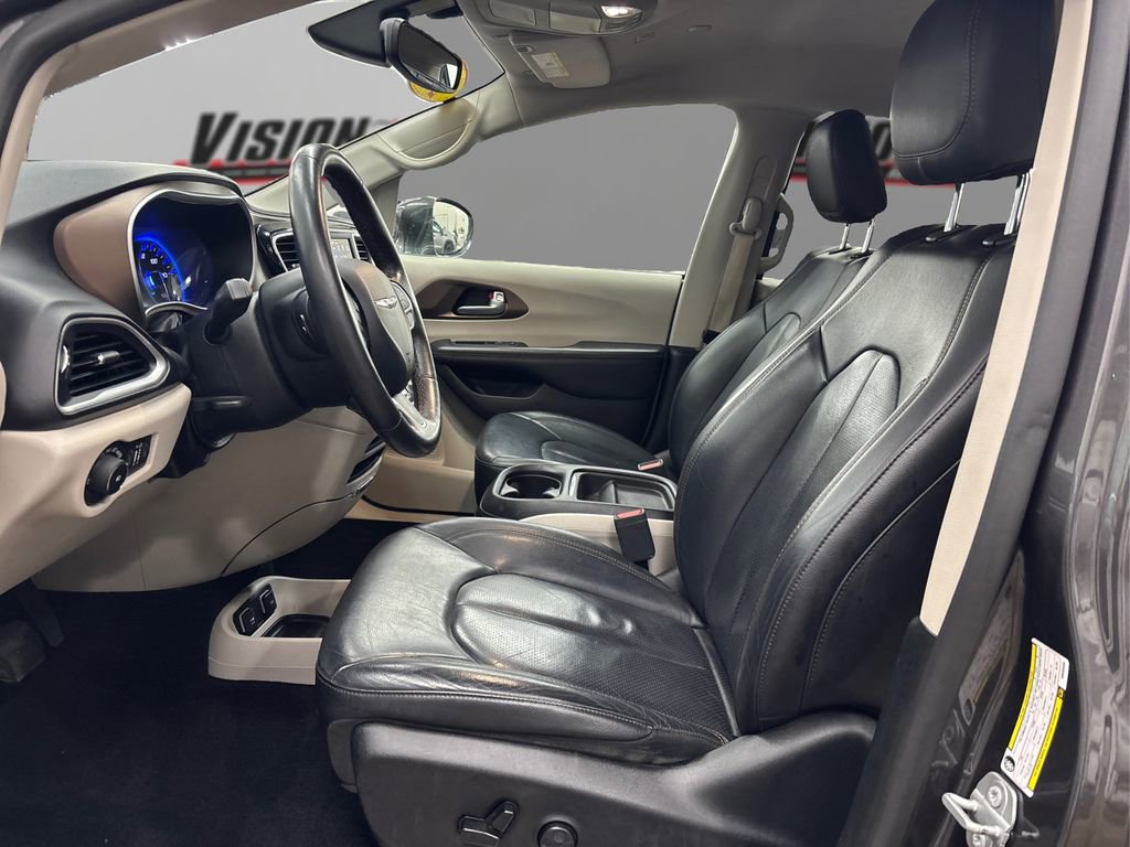 Used 2019 Chrysler Pacifica Touring-L image 9