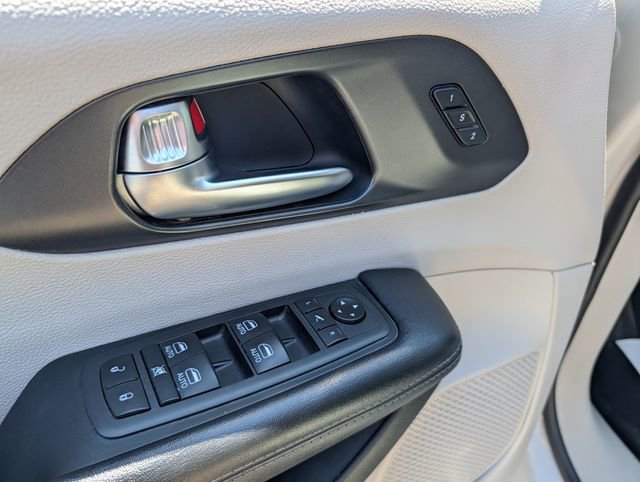 Used 2020 Chrysler Pacifica Limited w/ Advanced Safetytec Group FWD image 14