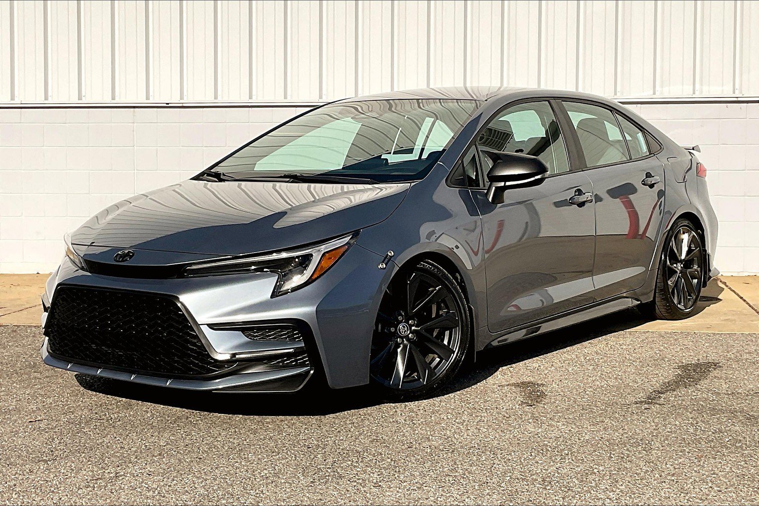 Used 2023 Toyota Corolla SE FWD image 2