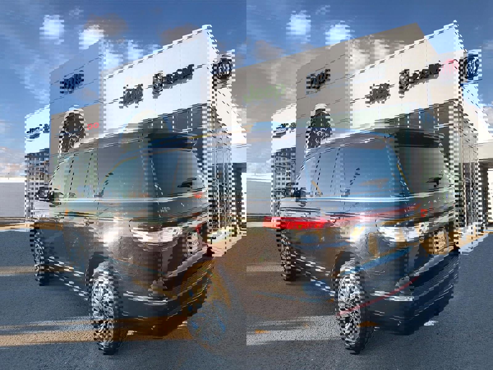 Used 2024 Lincoln Navigator Reserve image 3