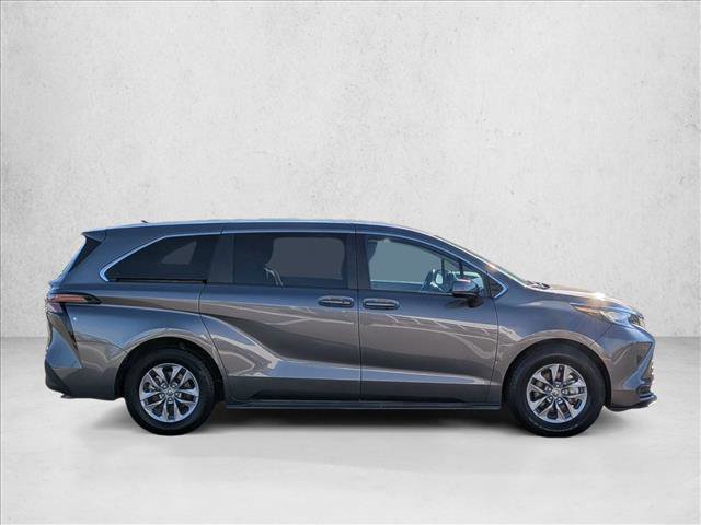 Used 2023 Toyota Sienna LE image 4