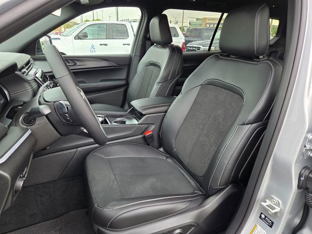 New 2025 Jeep Grand Cherokee L Laredo image 13