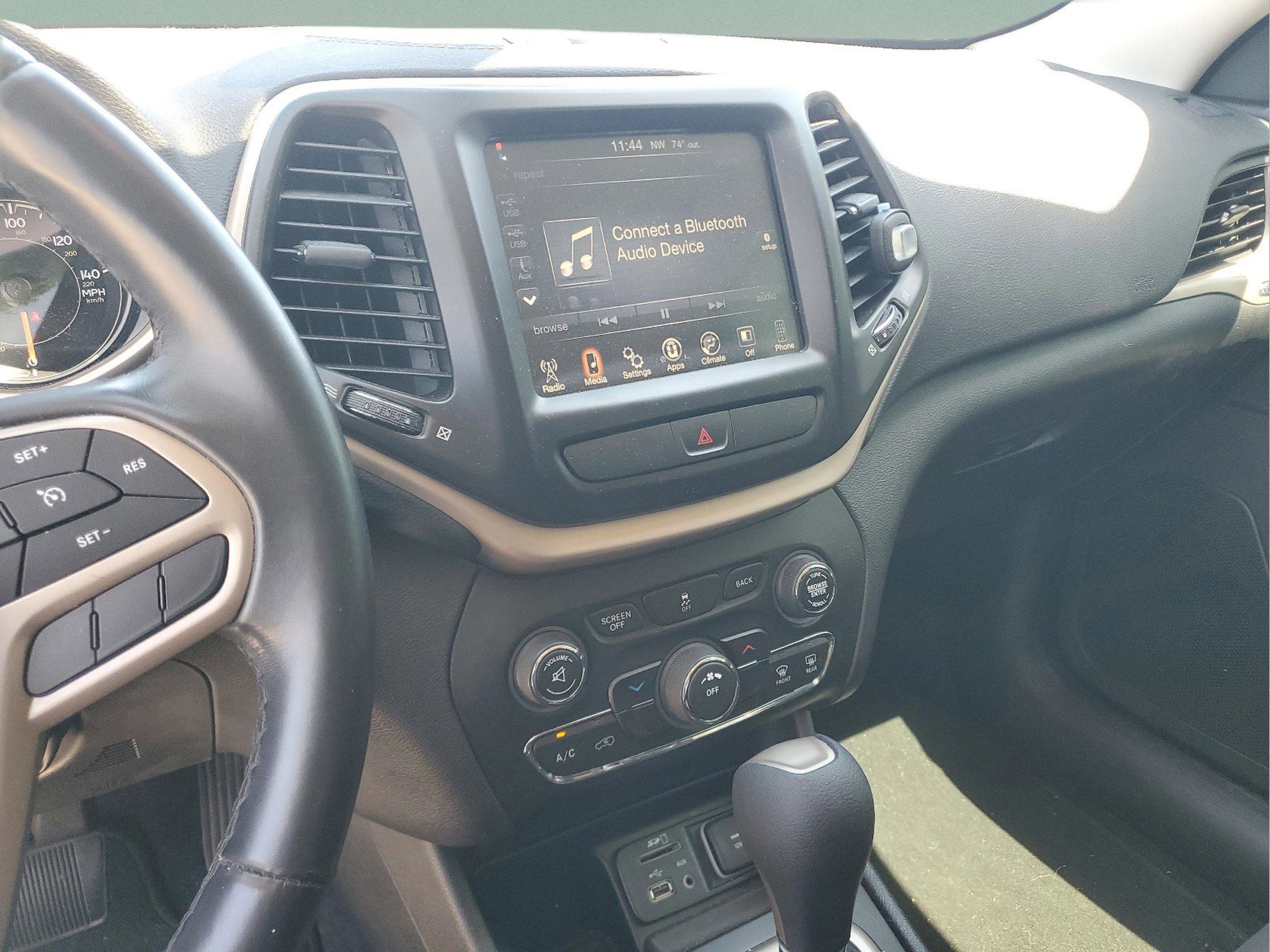 Used 2017 Jeep Cherokee Latitude FWD image 22