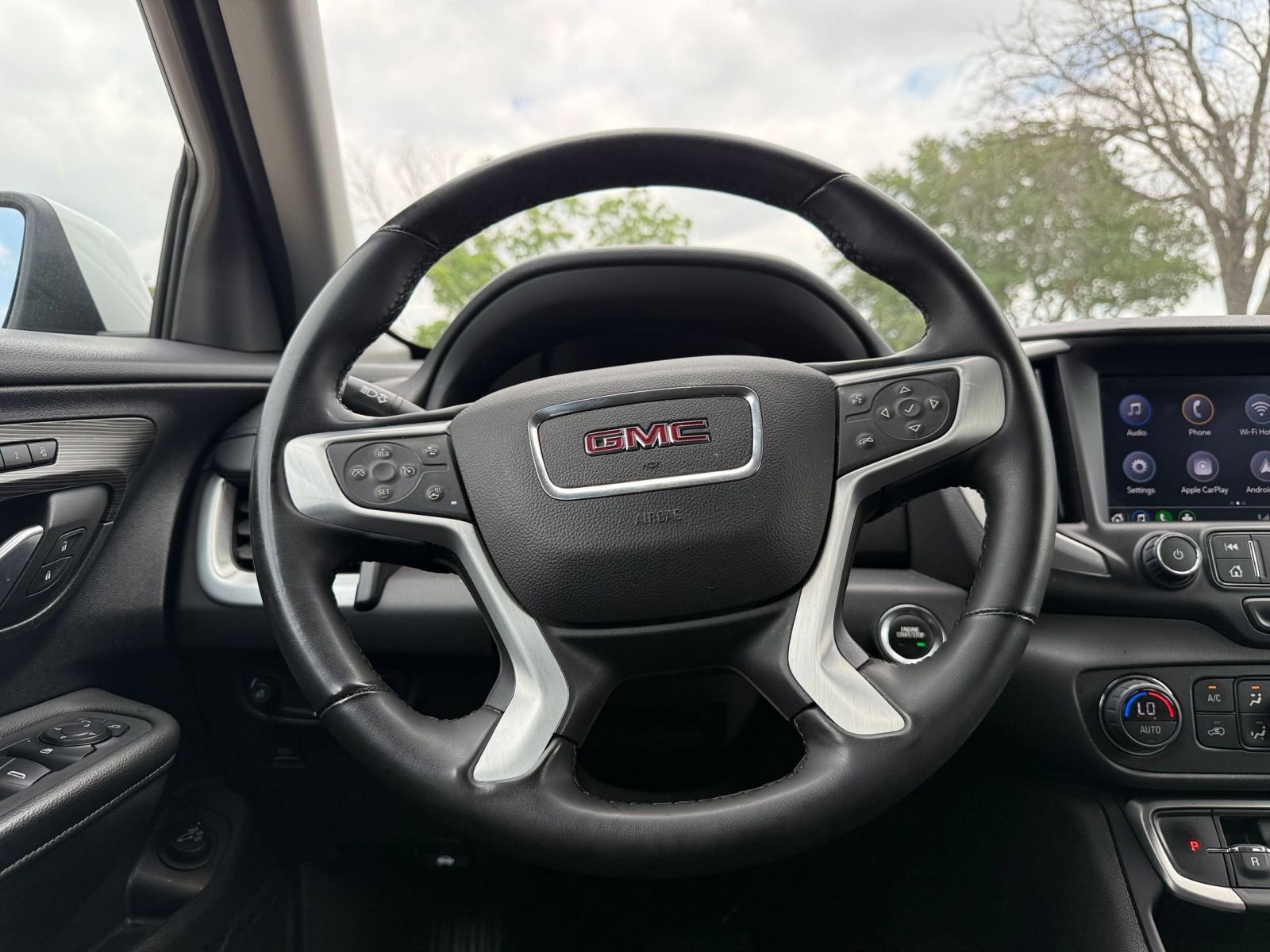 Used 2024 GMC Terrain SLT AWD/4WD image 30