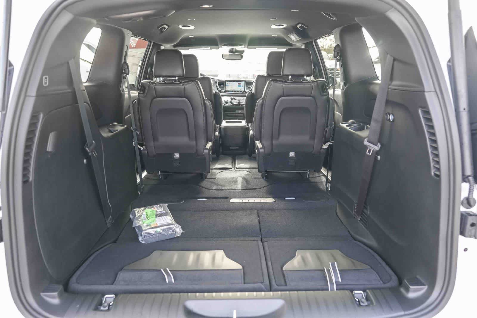 New 2026 Chrysler Pacifica Select FWD image 11