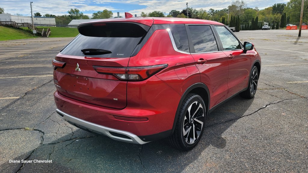 Used 2024 Mitsubishi Outlander AWD image 12