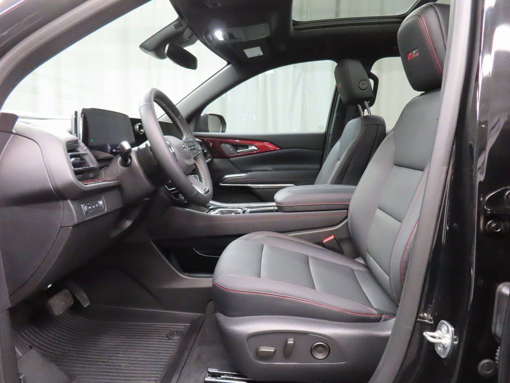 Used 2025 Chevrolet Traverse Z71 image 9
