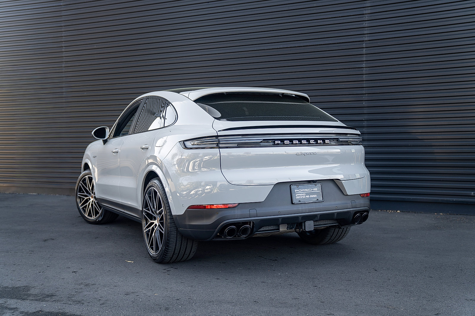 Used 2025 Porsche Cayenne E-Hybrid Coupe image 3