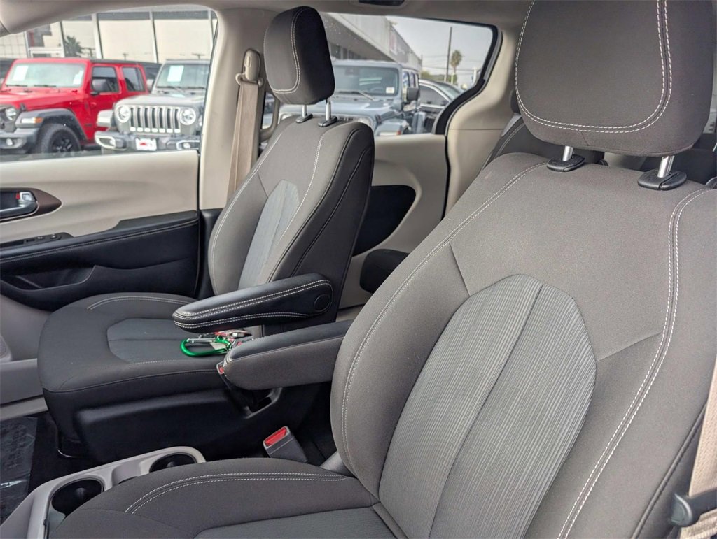 Used 2023 Chrysler Voyager LX image 25