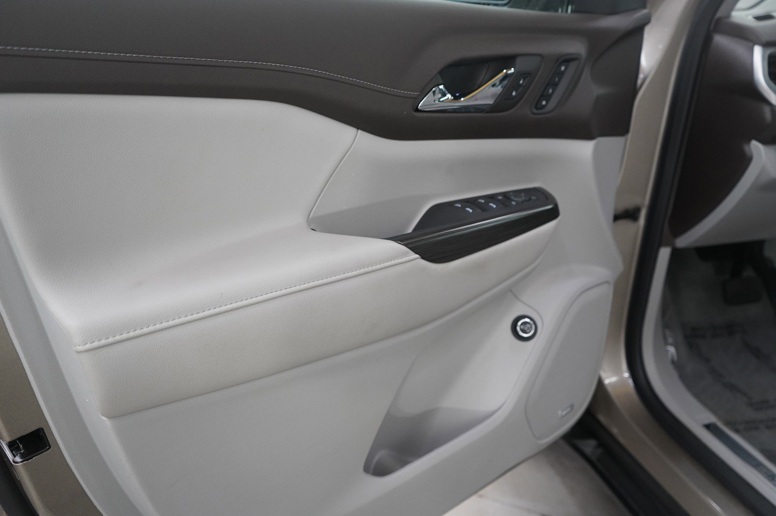 Used 2023 GMC Acadia SLT w/ Technology Package image 23