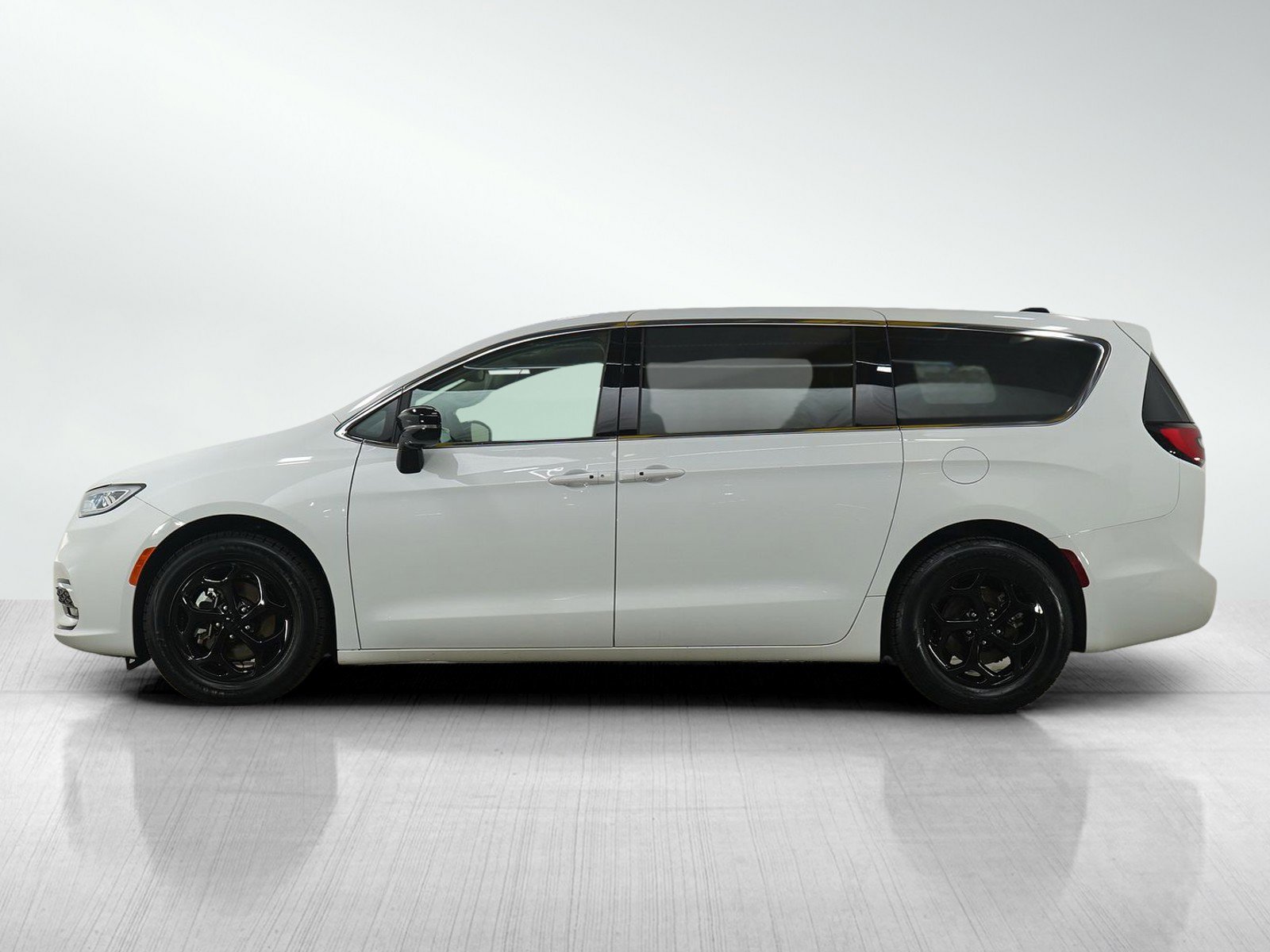 Used 2024 Chrysler Pacifica Limited image 2
