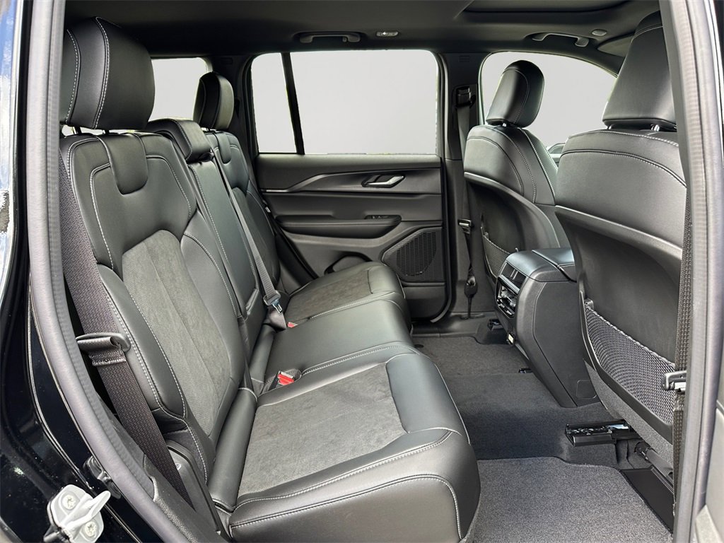 New 2025 Jeep Grand Cherokee Altitude image 13