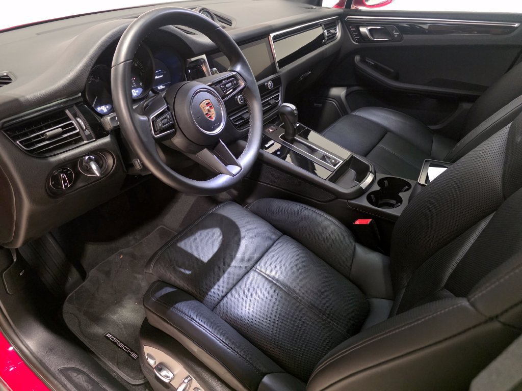 Certified 2024 Porsche Macan AWD/4WD image 4