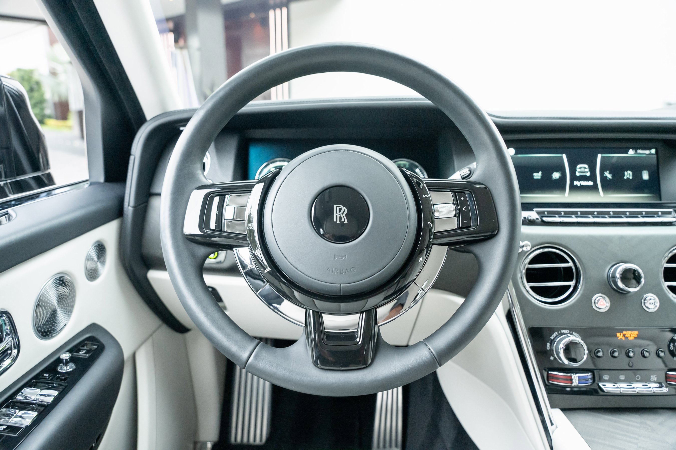 Used 2023 Rolls-Royce Cullinan w/ Cullinan Package image 32