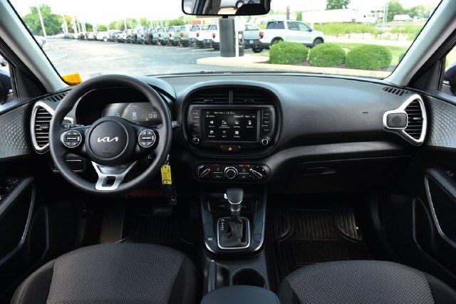 Used 2025 Kia Soul LX w/ LX Technology Package FWD image 7
