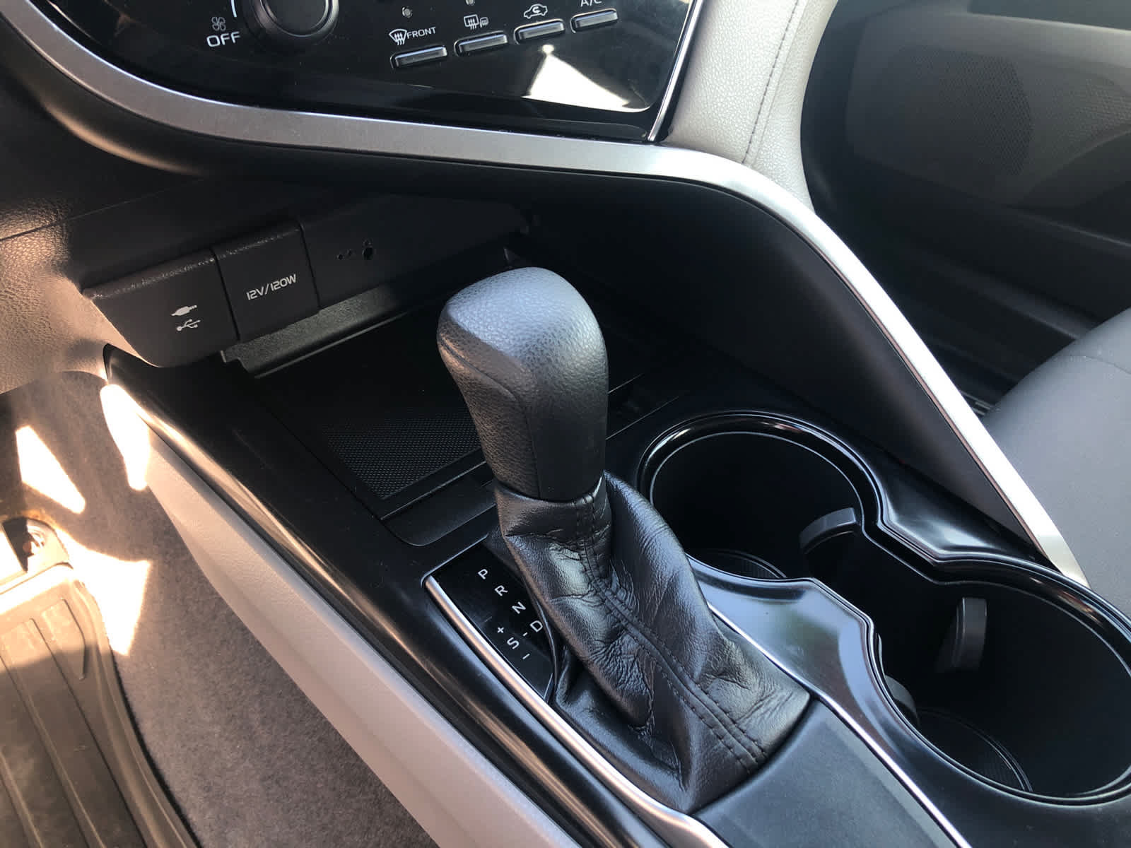 Used 2018 Toyota Camry LE w/ Convenience Package FWD image 13