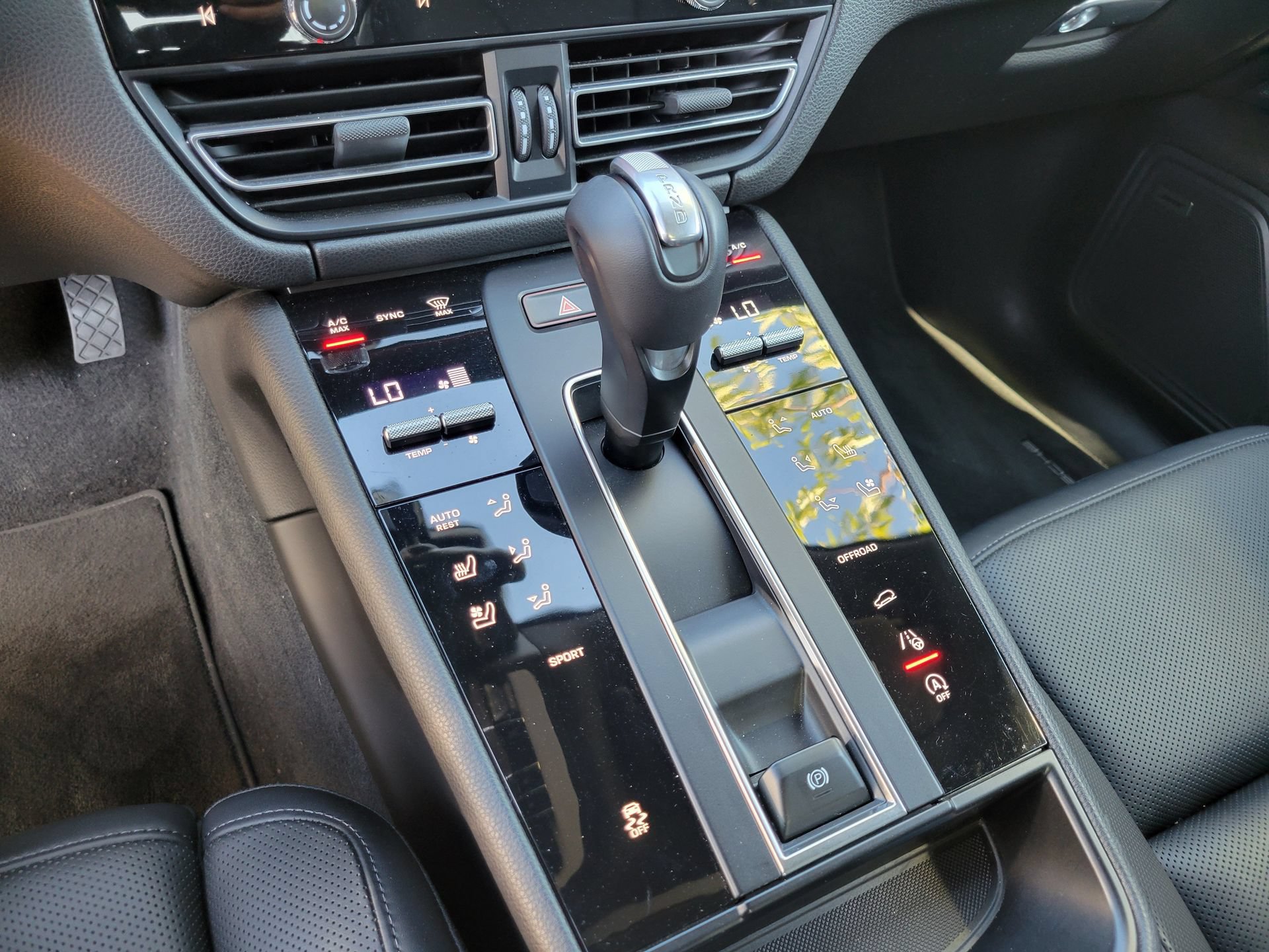 Certified 2024 Porsche Macan AWD/4WD image 22