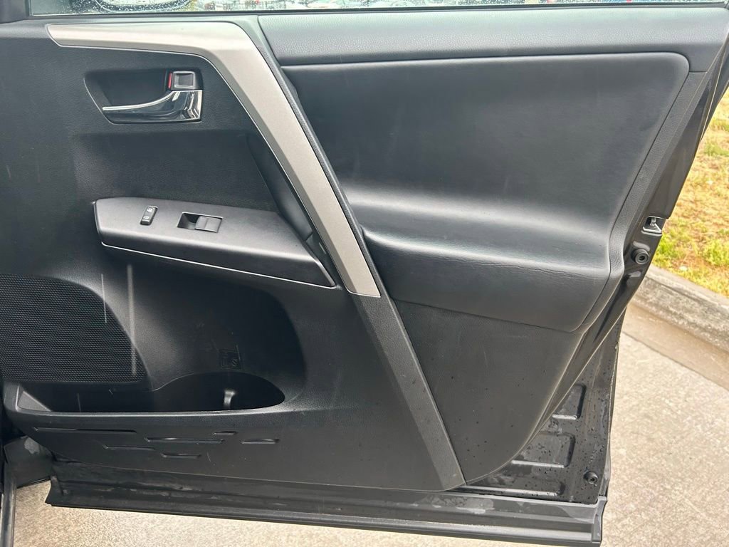 Used 2018 Toyota RAV4 XLE w/ Plus Extra Value Package FWD image 30