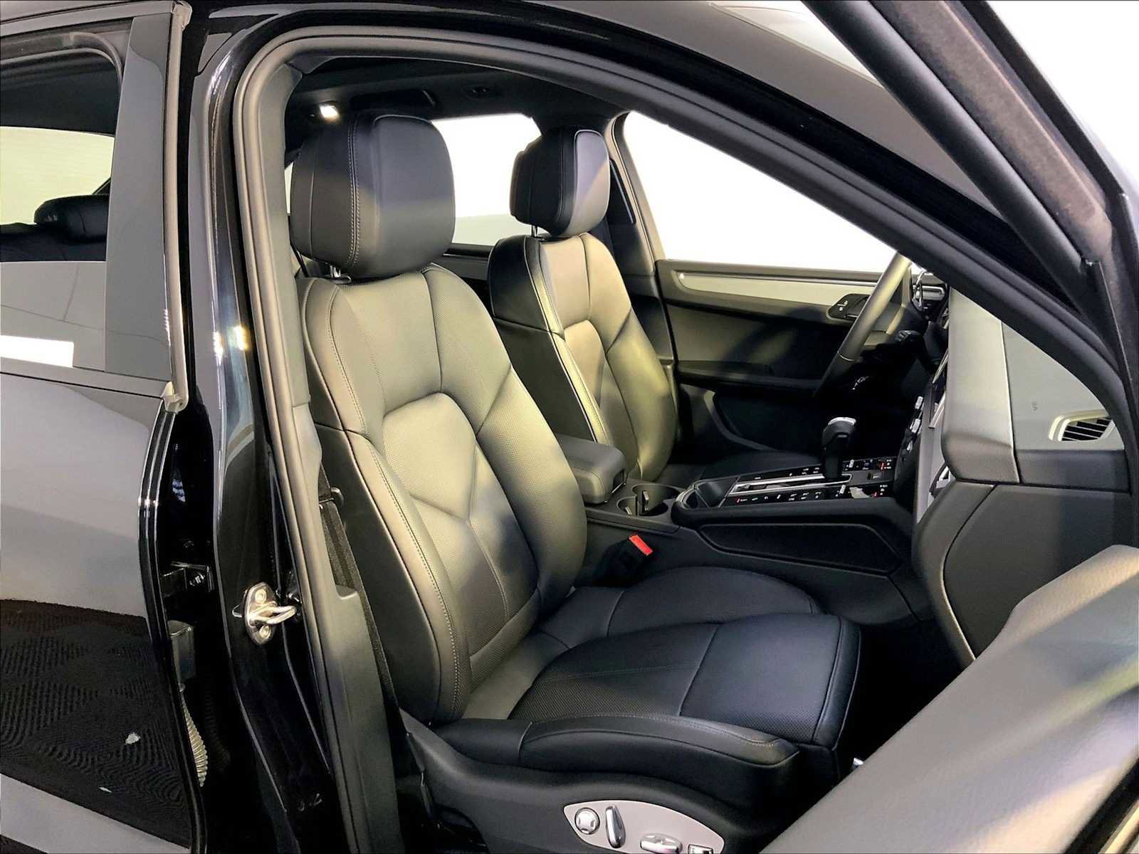 Certified 2025 Porsche Macan image 18